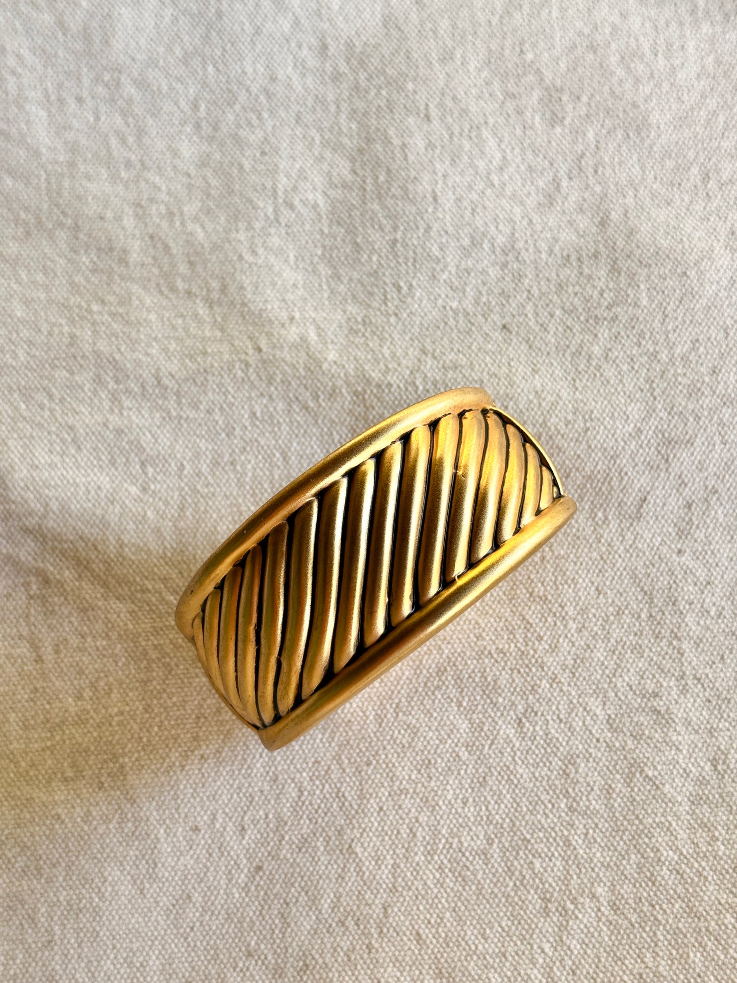 Pulsera Cuff Dorada- Anne Klein