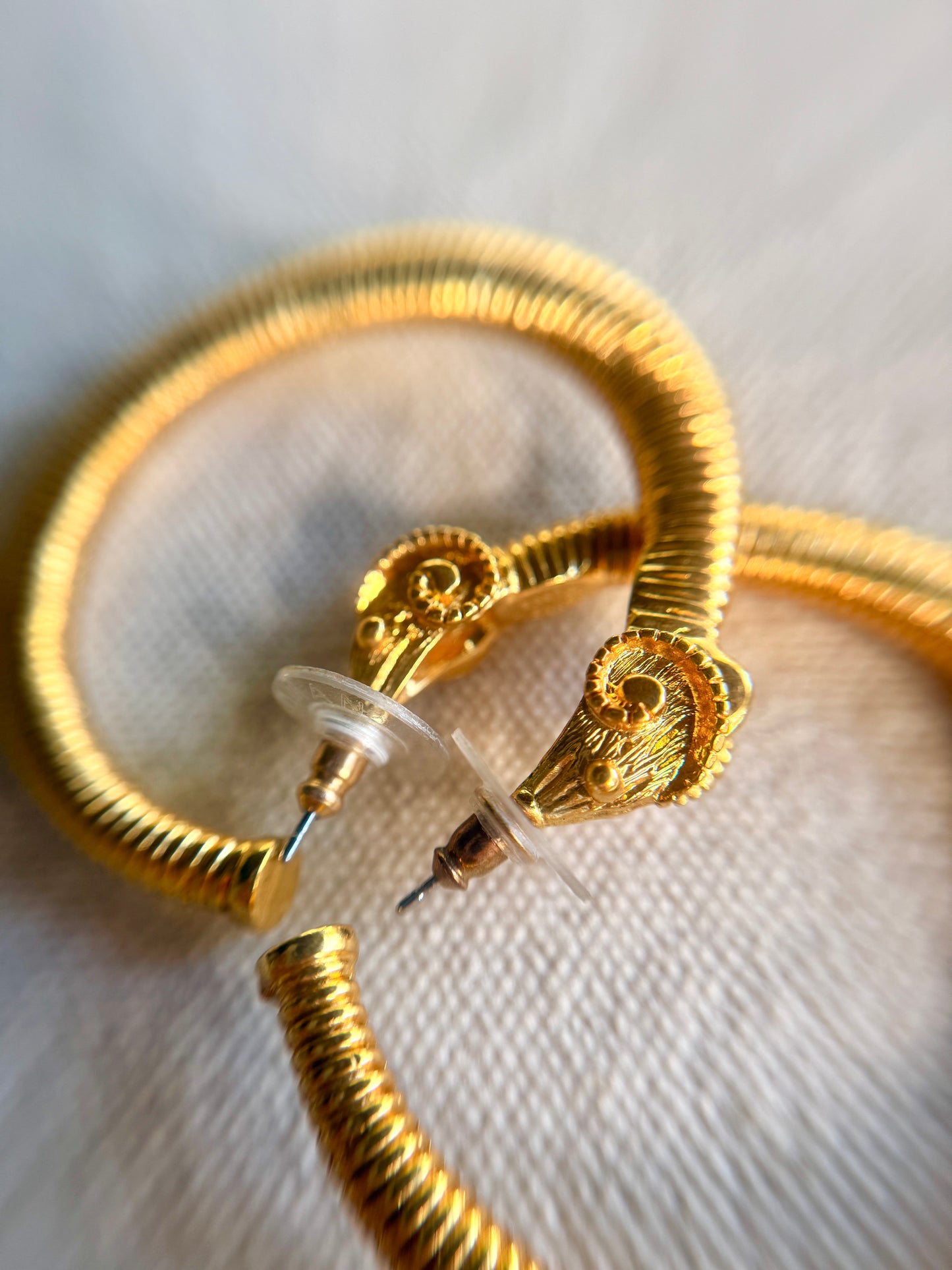 Aretes de Carnero de pin- Kenneth J Lane