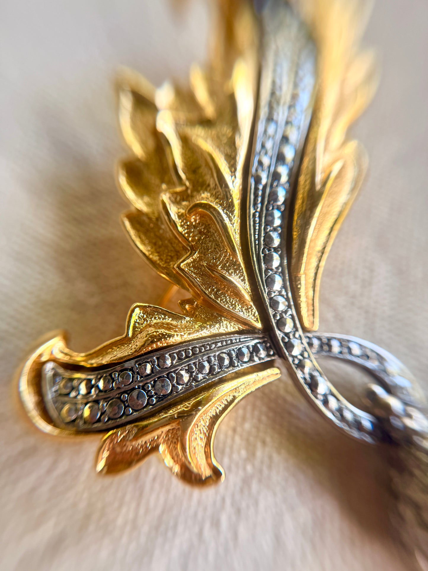 Broche de Castañas Doradas- Avon