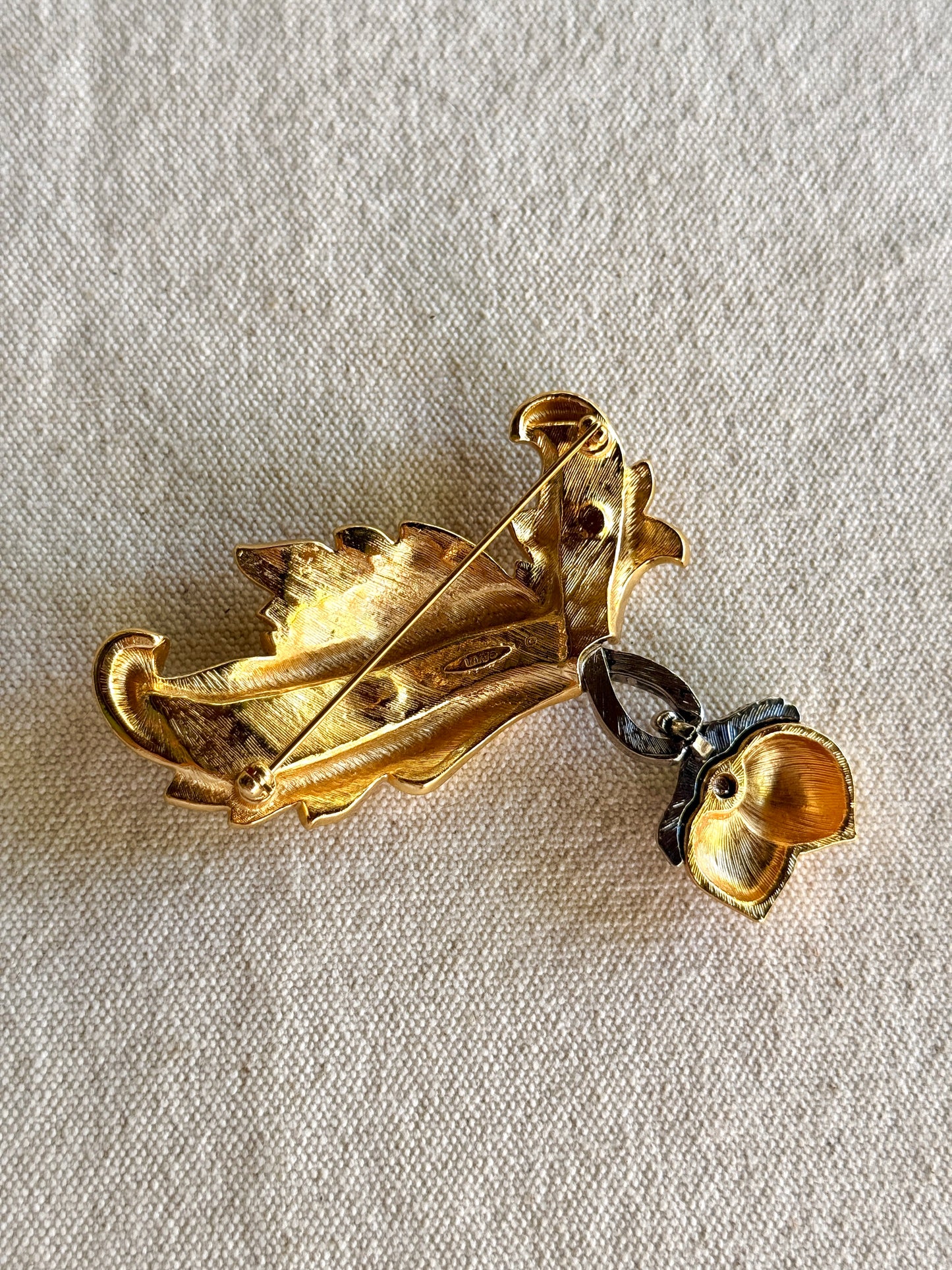 Broche de Castañas Doradas- Avon
