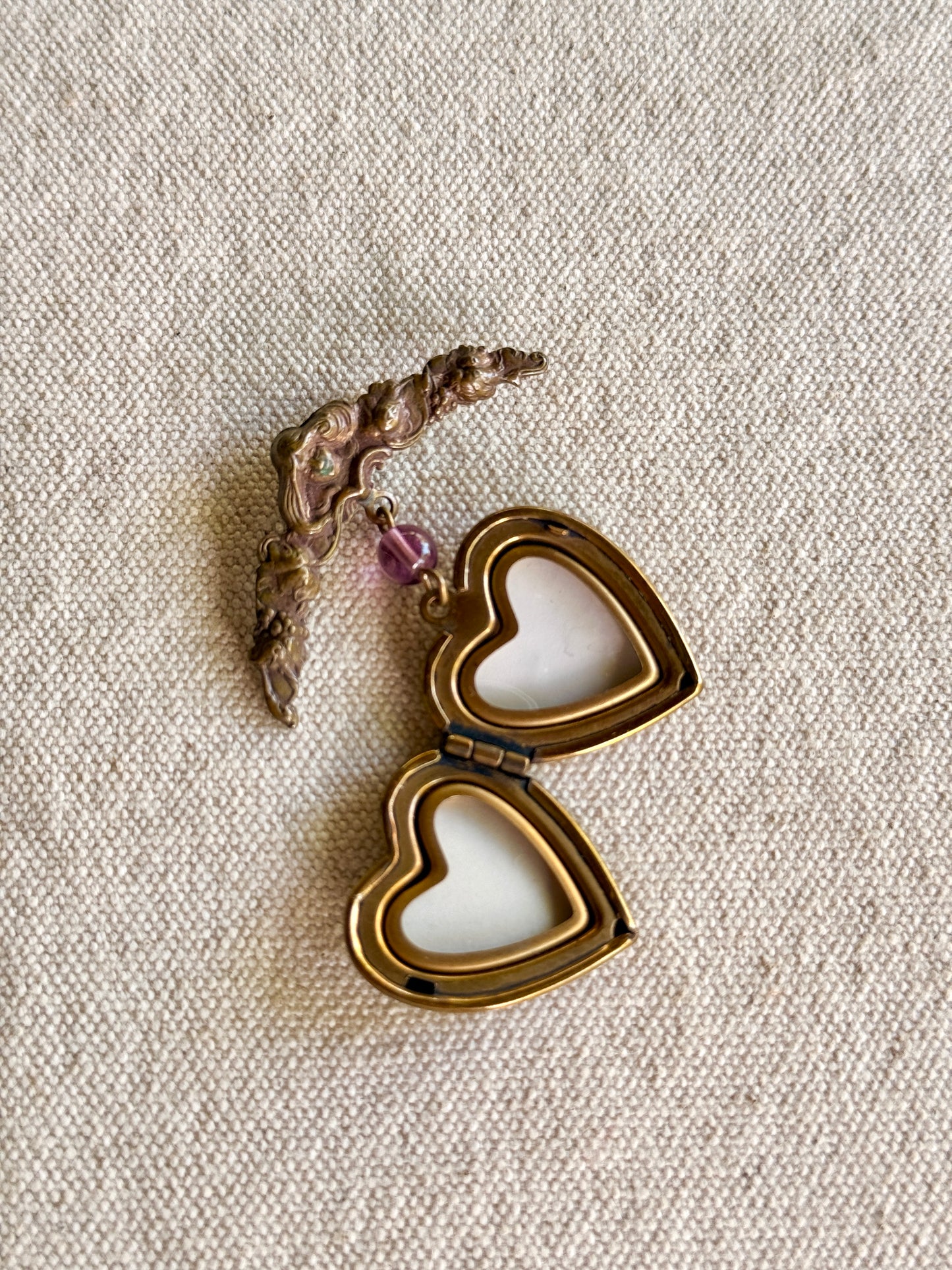 Broche de Relicario de Corazon