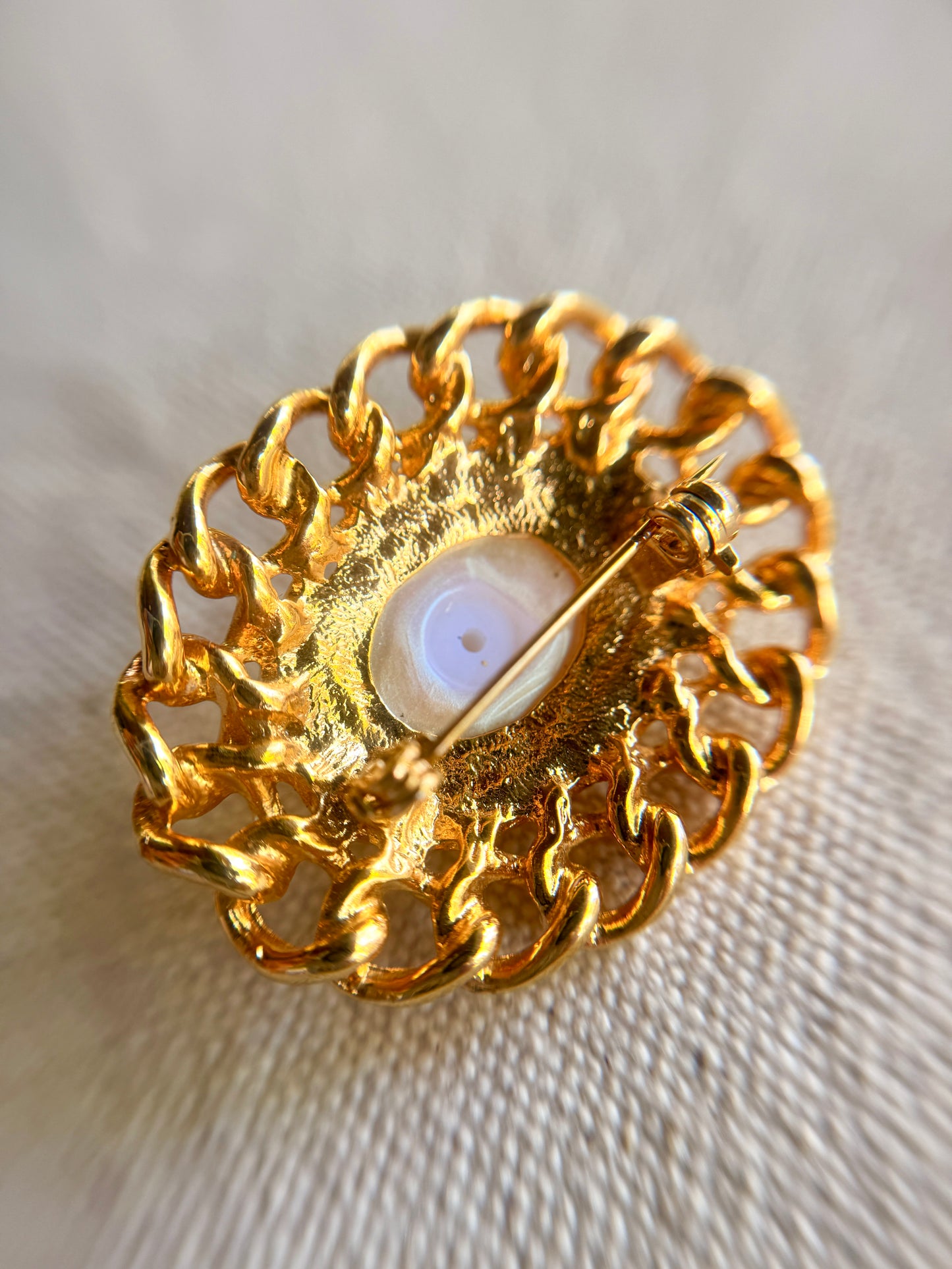 Broche de Escudo Faux Perle