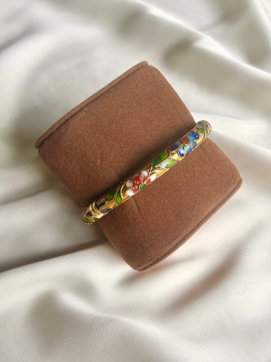 Pulsera Cloisonné con Patrones de Flores sobre dorado esmaltado