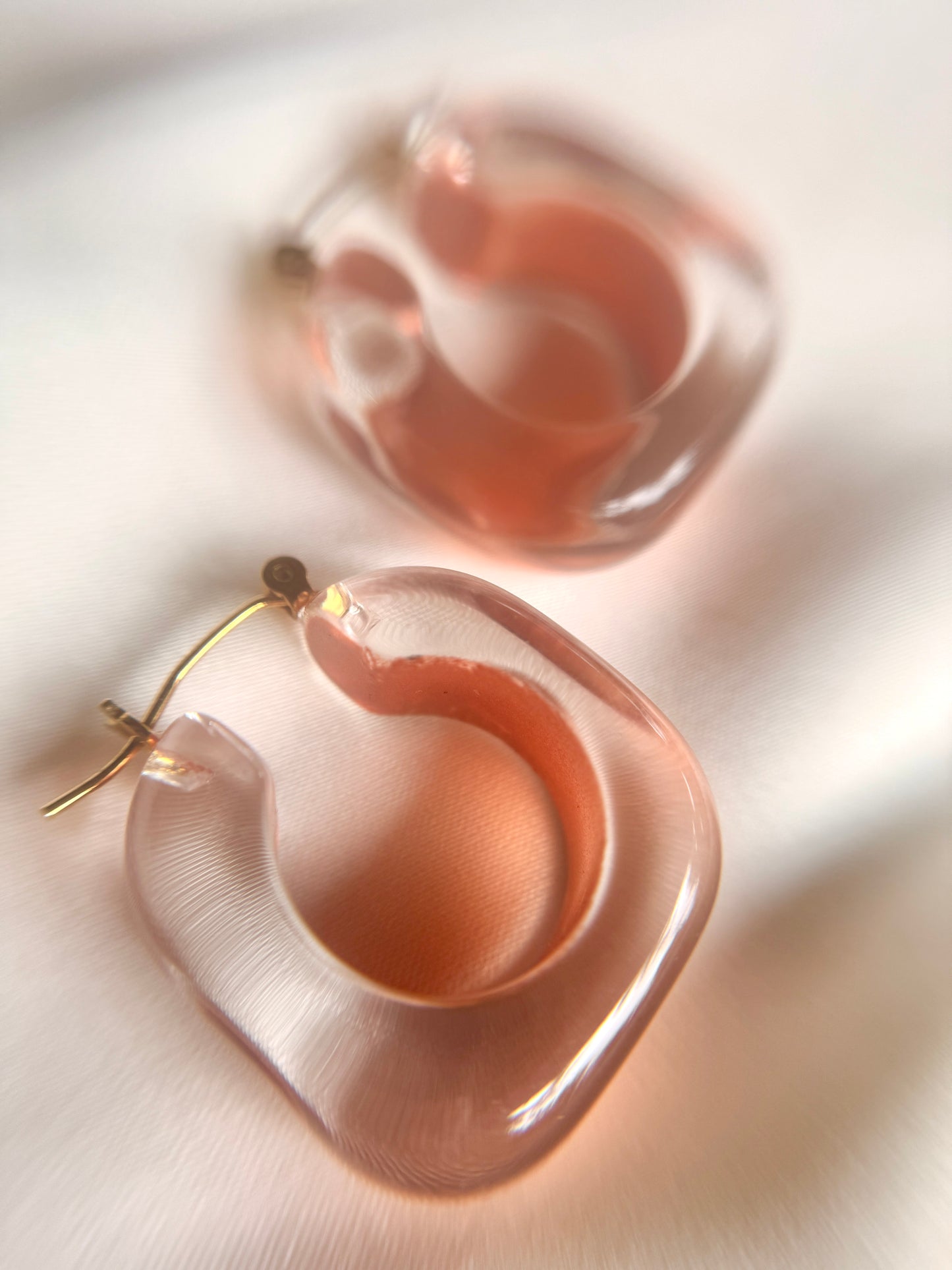 Aretes de Pin en Tono Melocoton Transparente