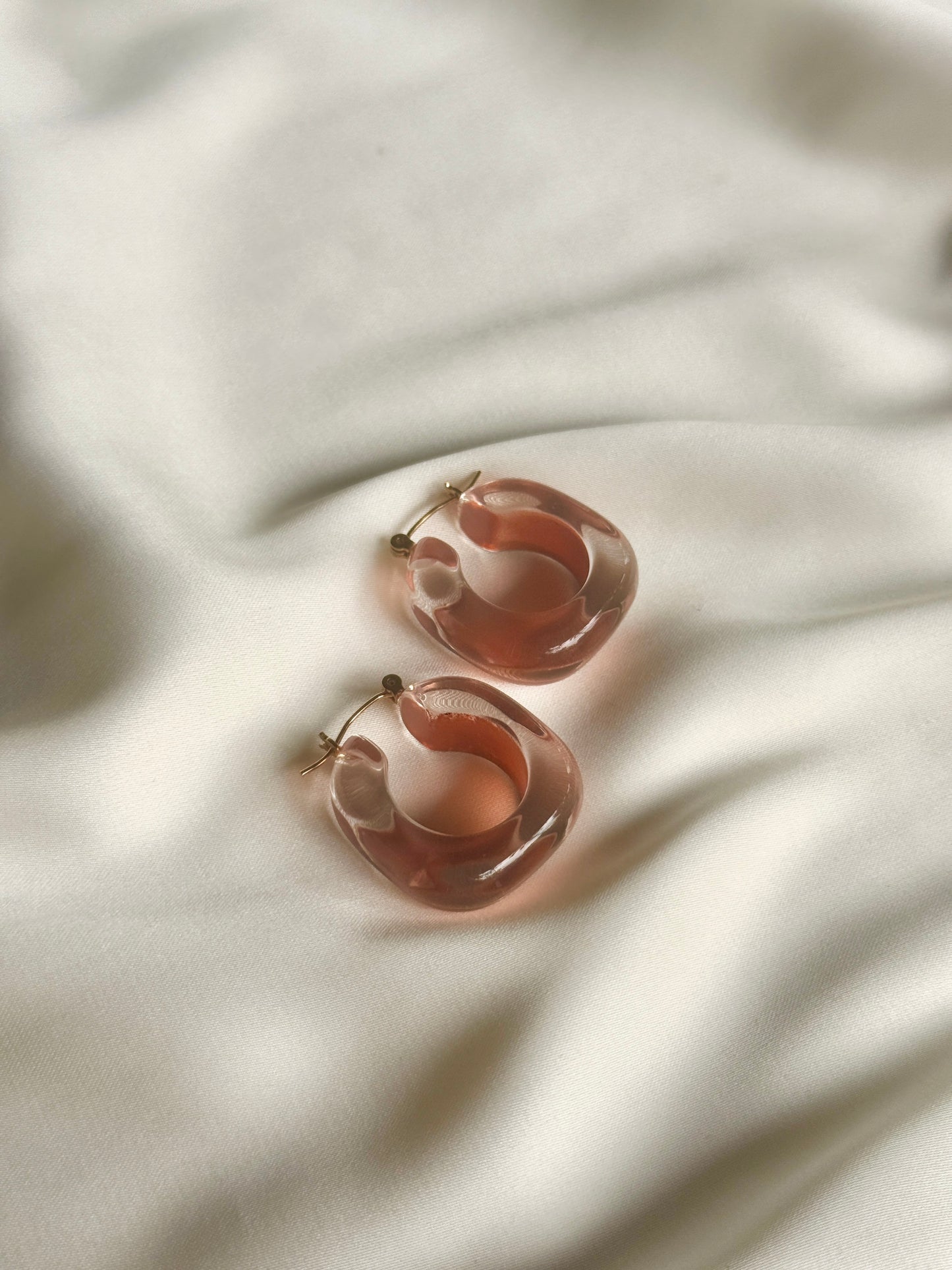 Aretes de Pin en Tono Melocoton Transparente