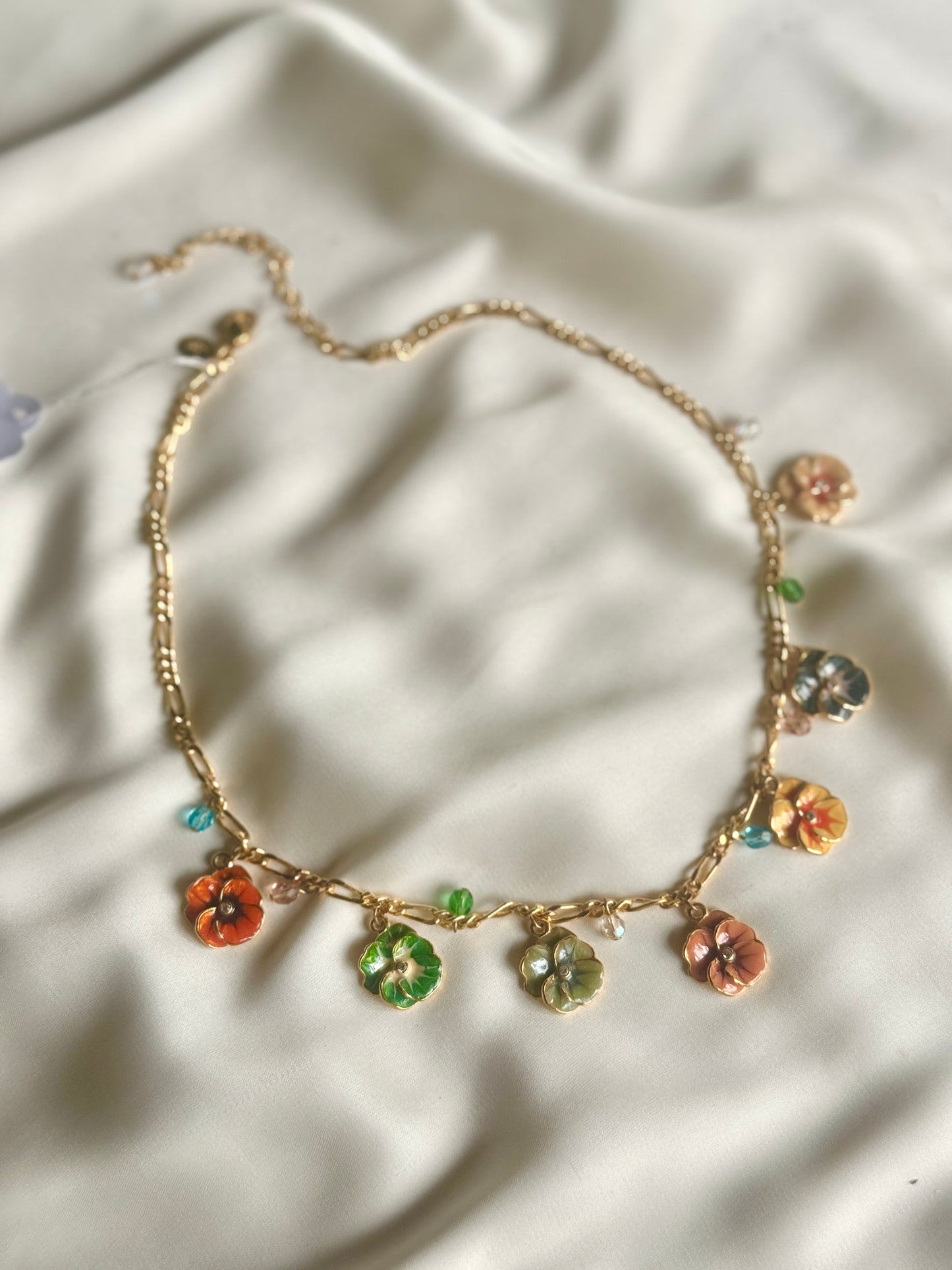 Collar de Flores Coloridas- Joan Rivers