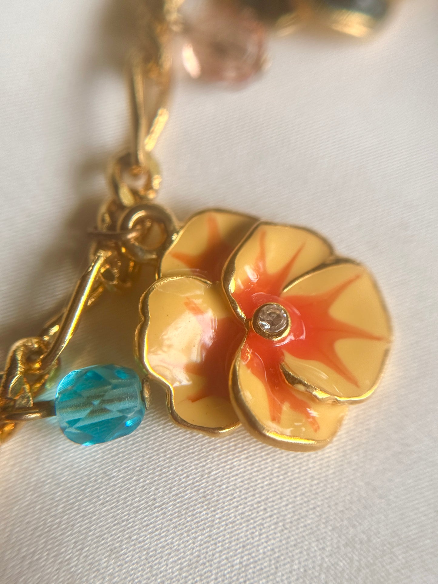 Collar de Flores Coloridas- Joan Rivers