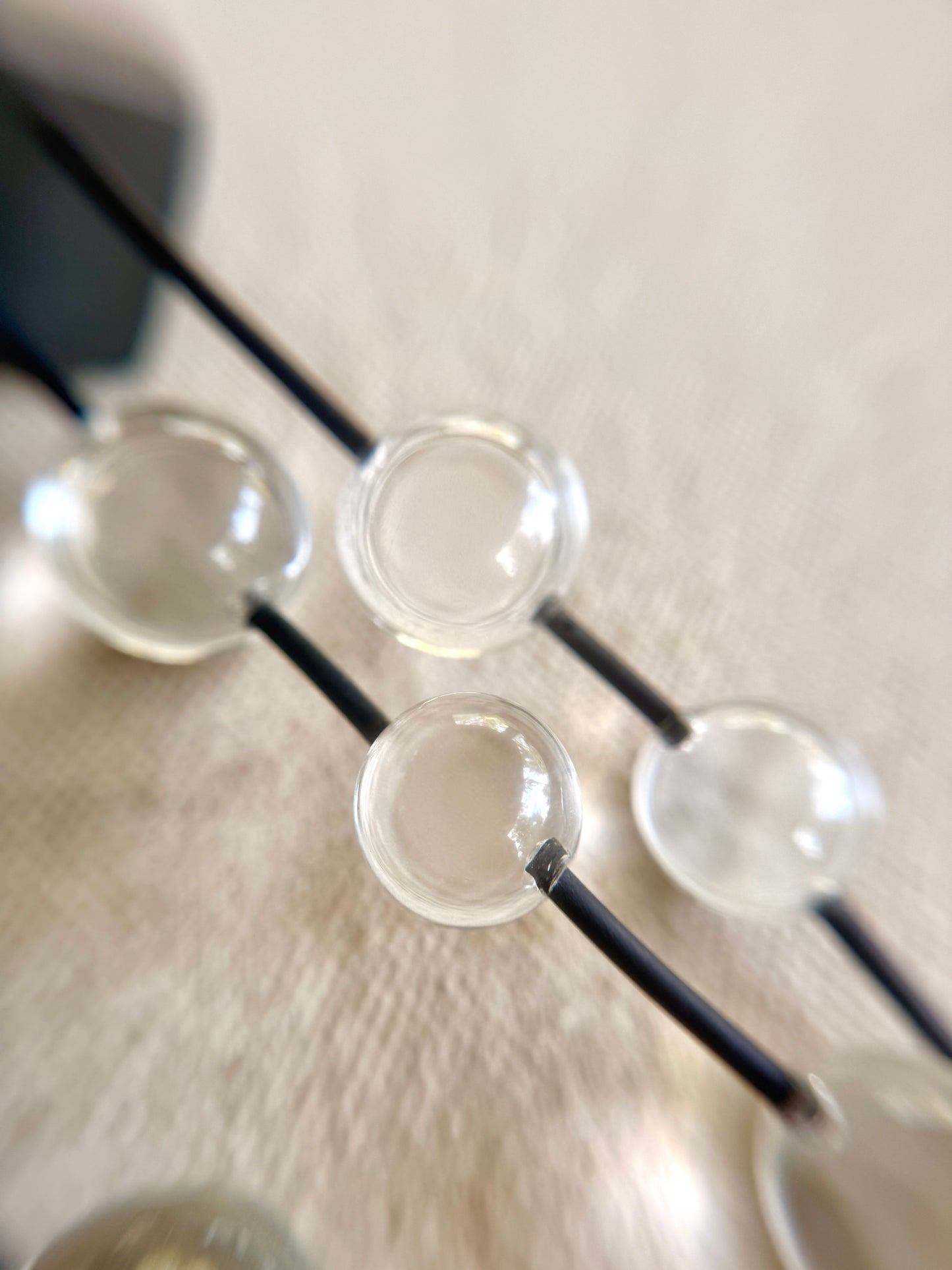 Aretes de pin en Lucite French de los 80s