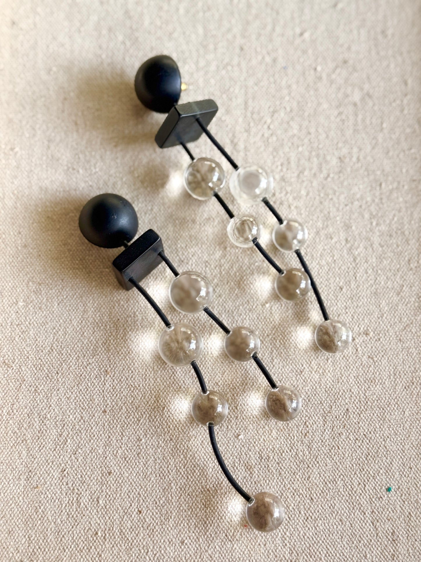 Aretes de pin en Lucite French de los 80s