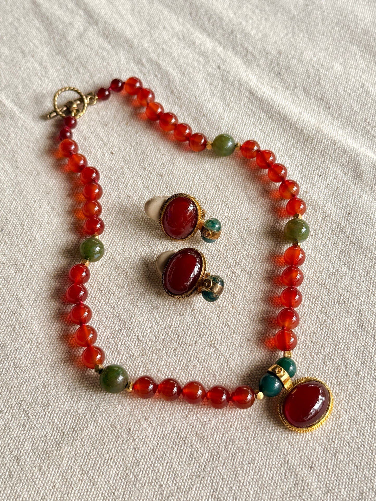 Set de Aretes de Prensa y Collar de Jade y Cornalina.