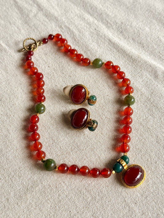Set de Aretes de Prensa y Collar de Jade y Cornalina.