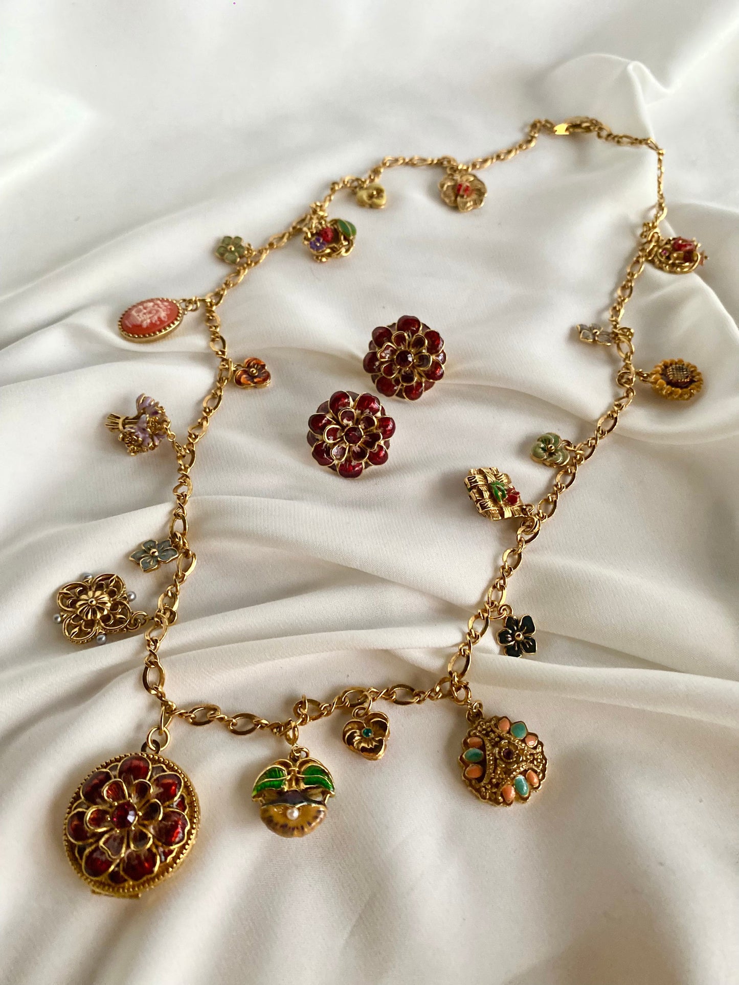 Edicion Especial: Set ¨Lenguaje Floral Victoriano¨, Collar y Artes de Prensa- Joan Rivers