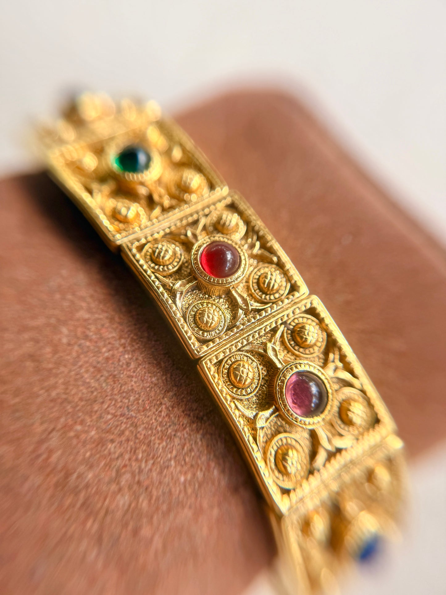 Set de Pulsera y Aretes de Pin Dorado multicolor- Joan Rivers
