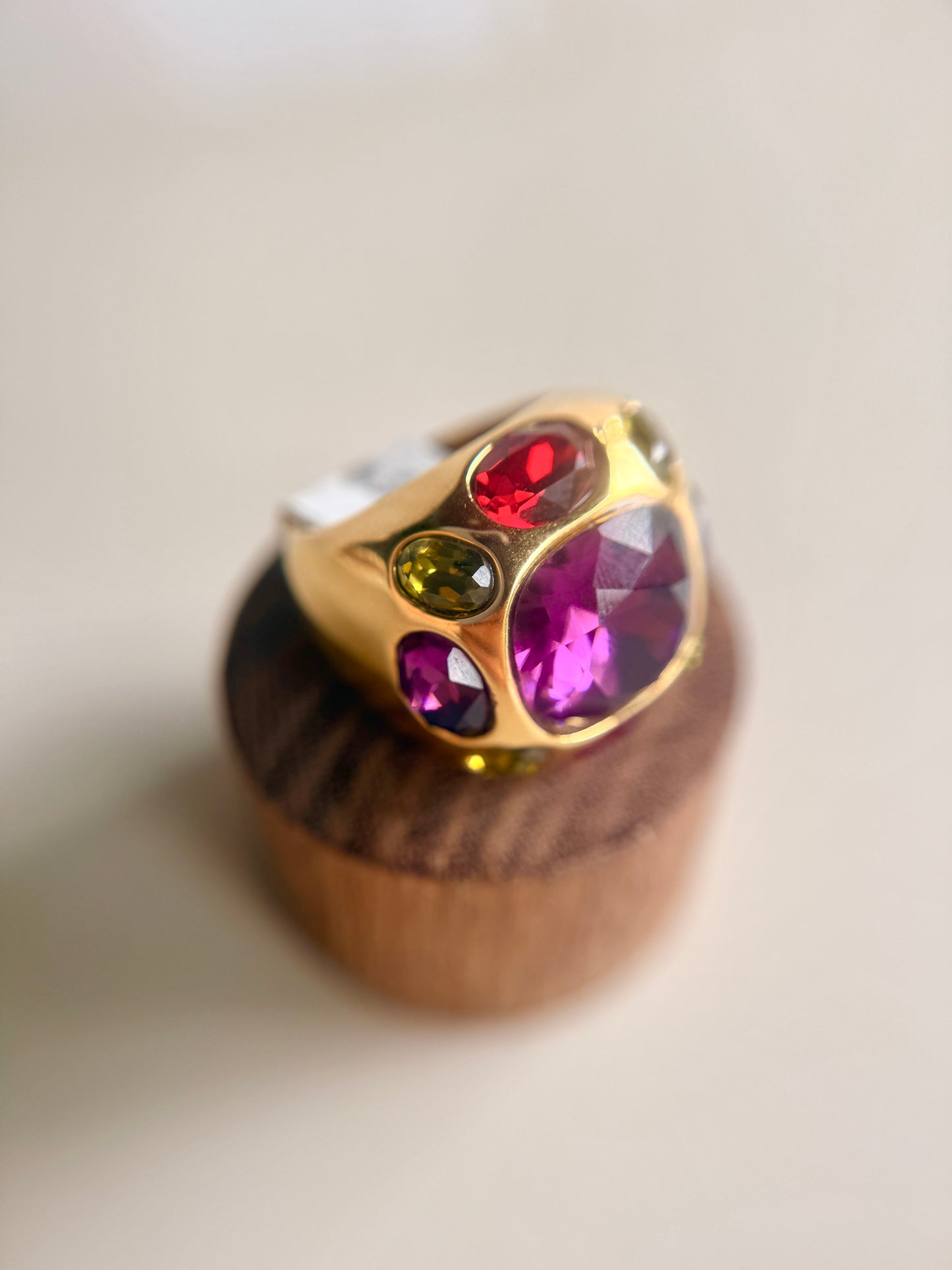 Anillo Purpura Multi Gemas- Kenneth Jay Lane