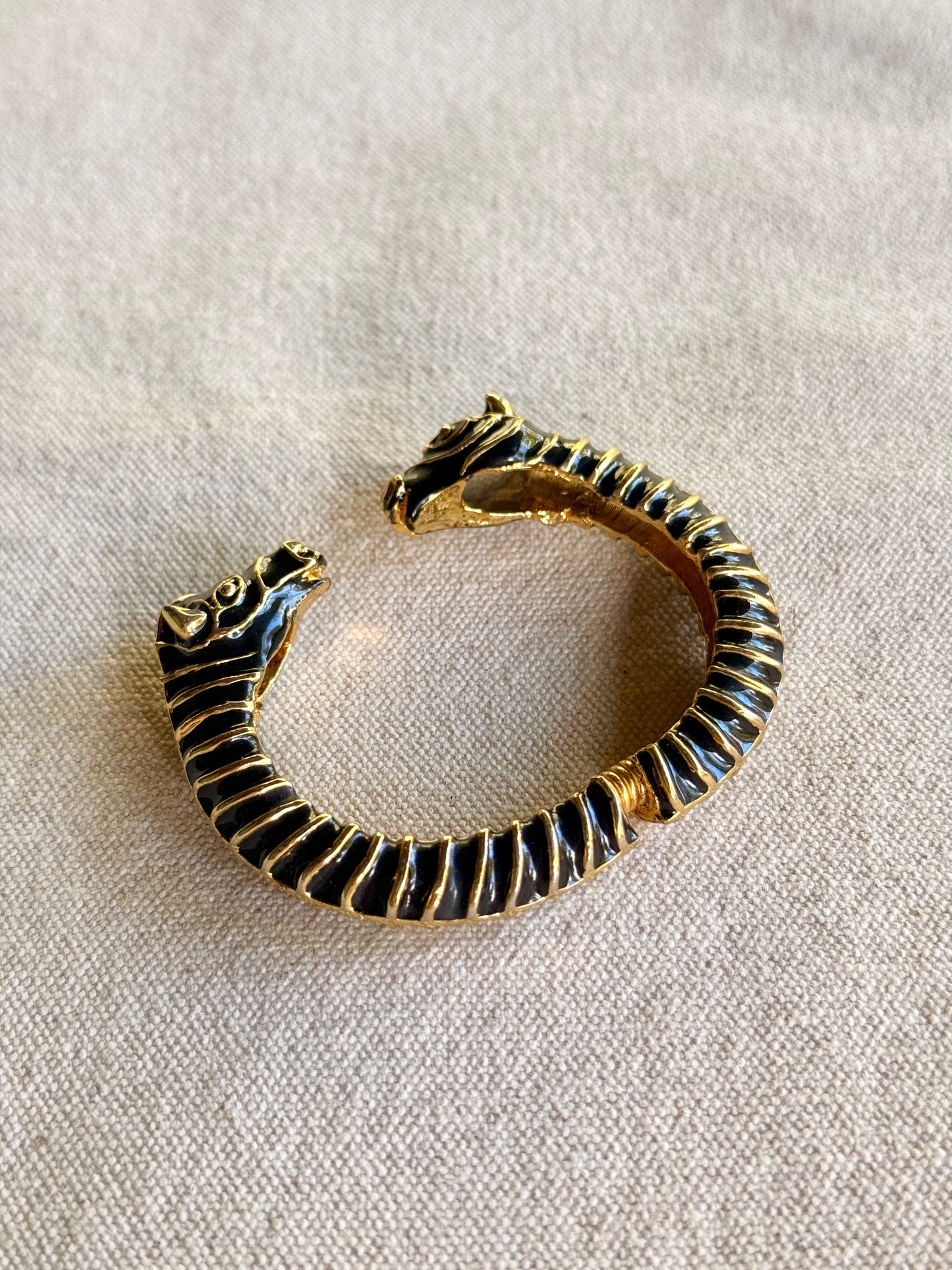 Pulsera de Camellos Negros- Kenneth J Lane