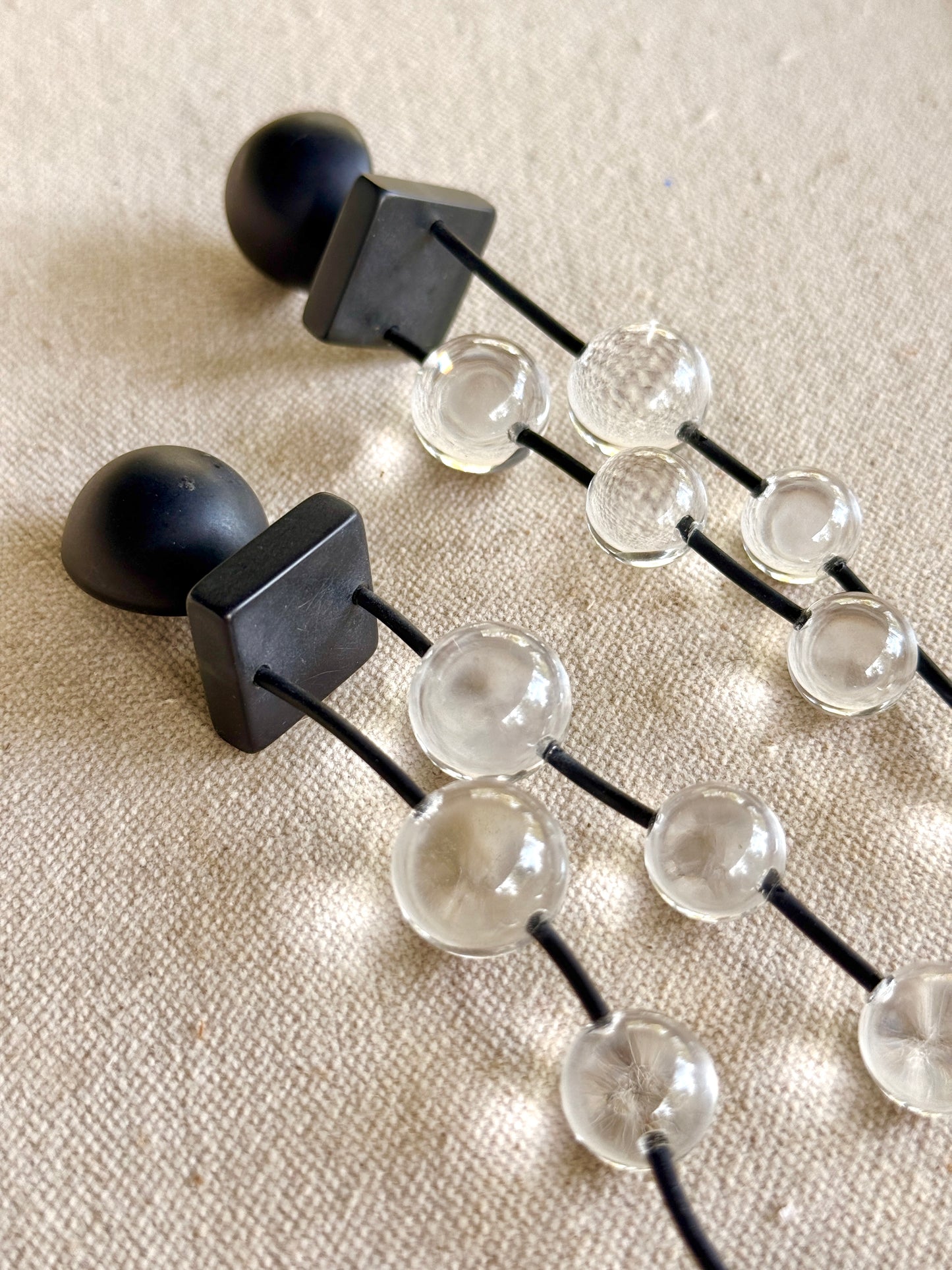 Aretes de pin en Lucite French de los 80s