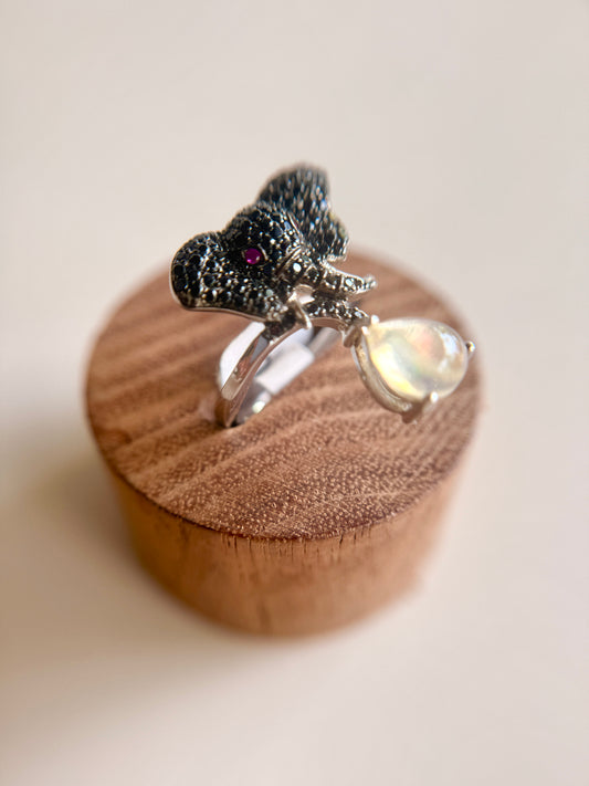 Anillo de Elefante en Plata con Espinelas Negras, Rubíes y Ópalo
