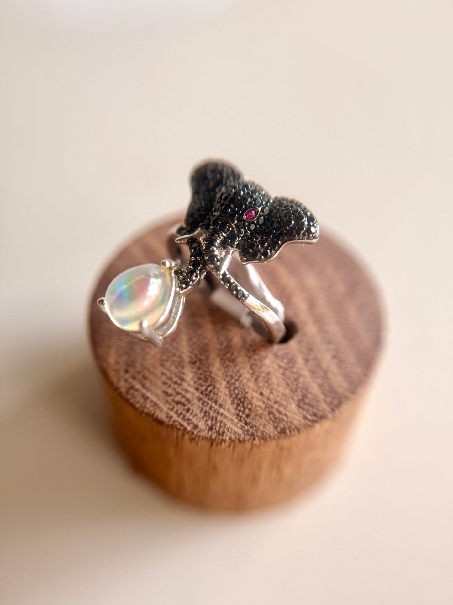 Anillo de Elefante en Plata con Espinelas Negras, Rubíes y Ópalo