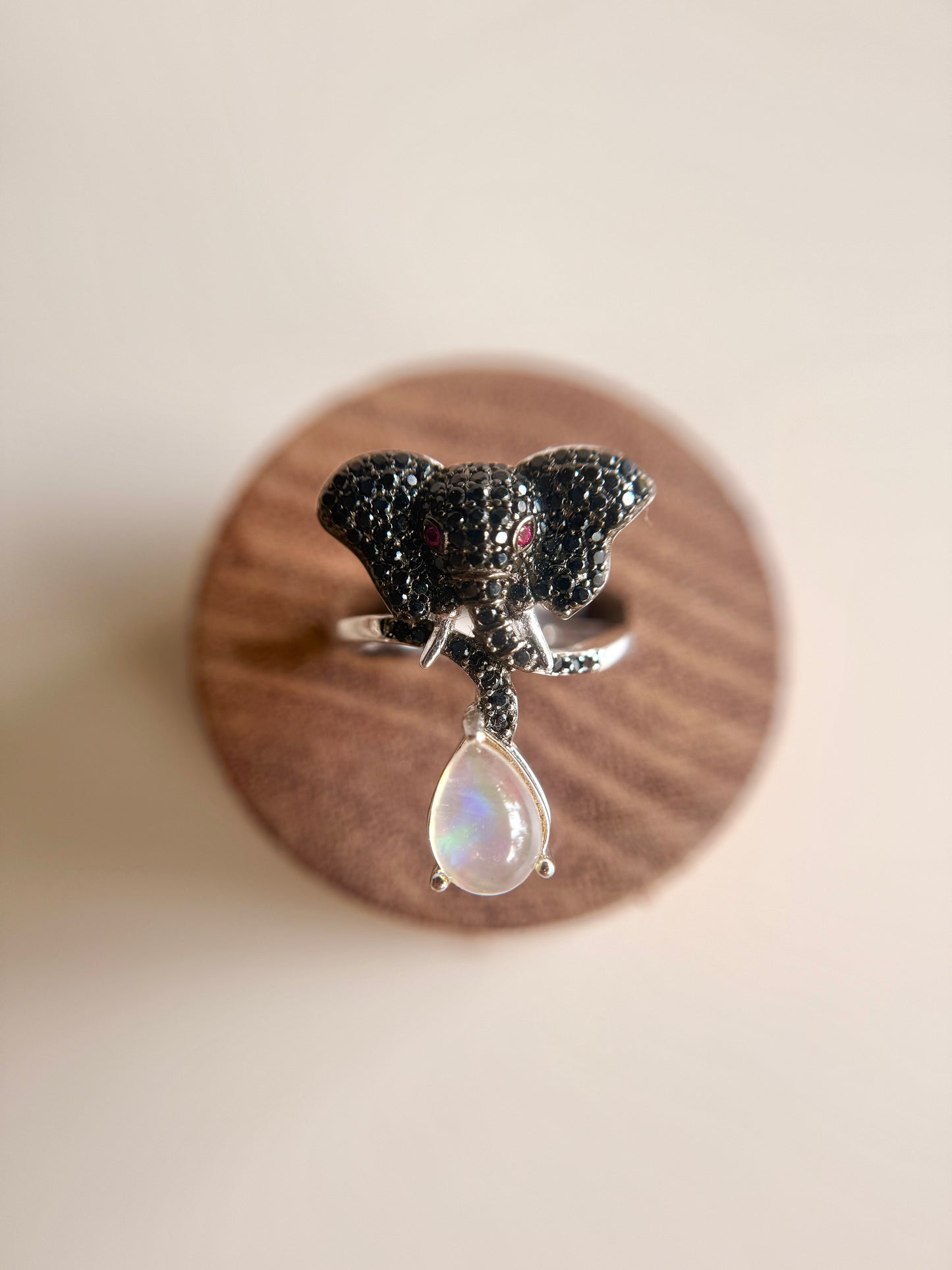 Anillo de Elefante en Plata con Espinelas Negras, Rubíes y Ópalo