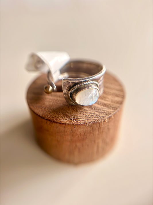 Anillo  de plata con Piedra Lunar y Bronce