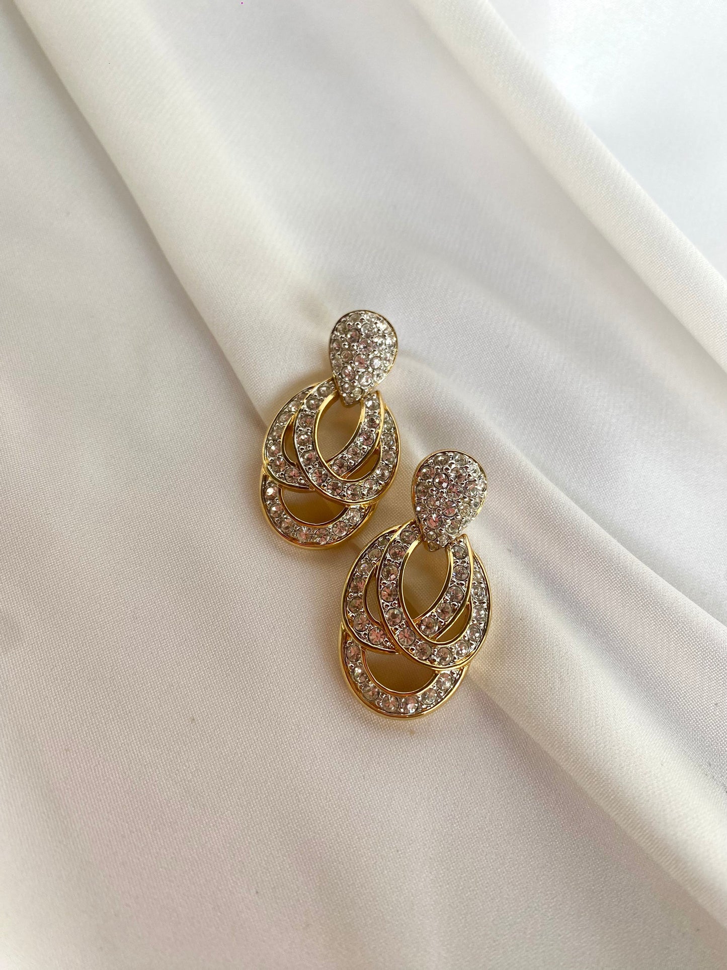 Aretes de Triple Aro Dorado con Cristal Transparente, de pin- Swarovski