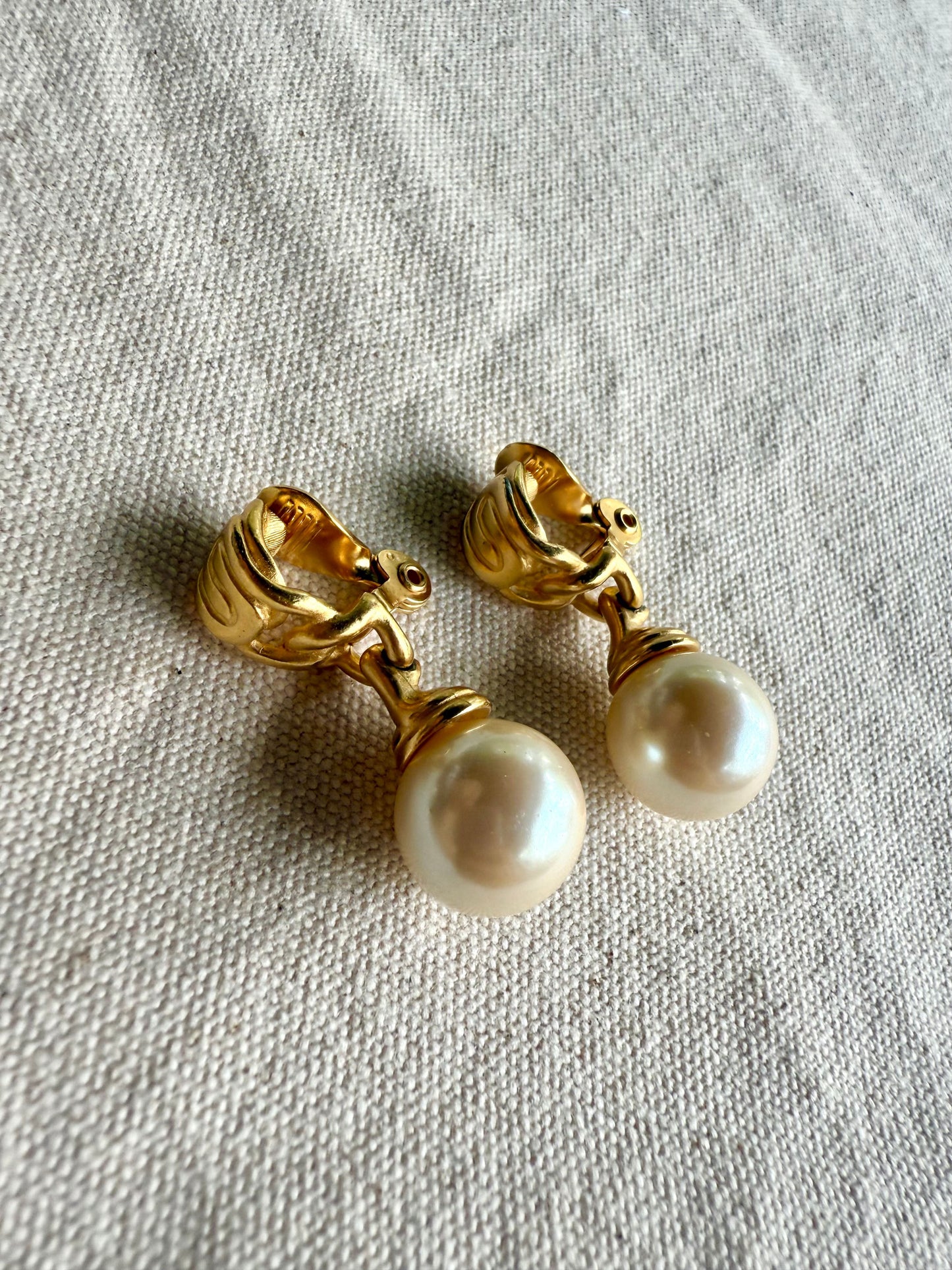 Aretes Cadena Dorada con Perla Colgante de prensa- Monet