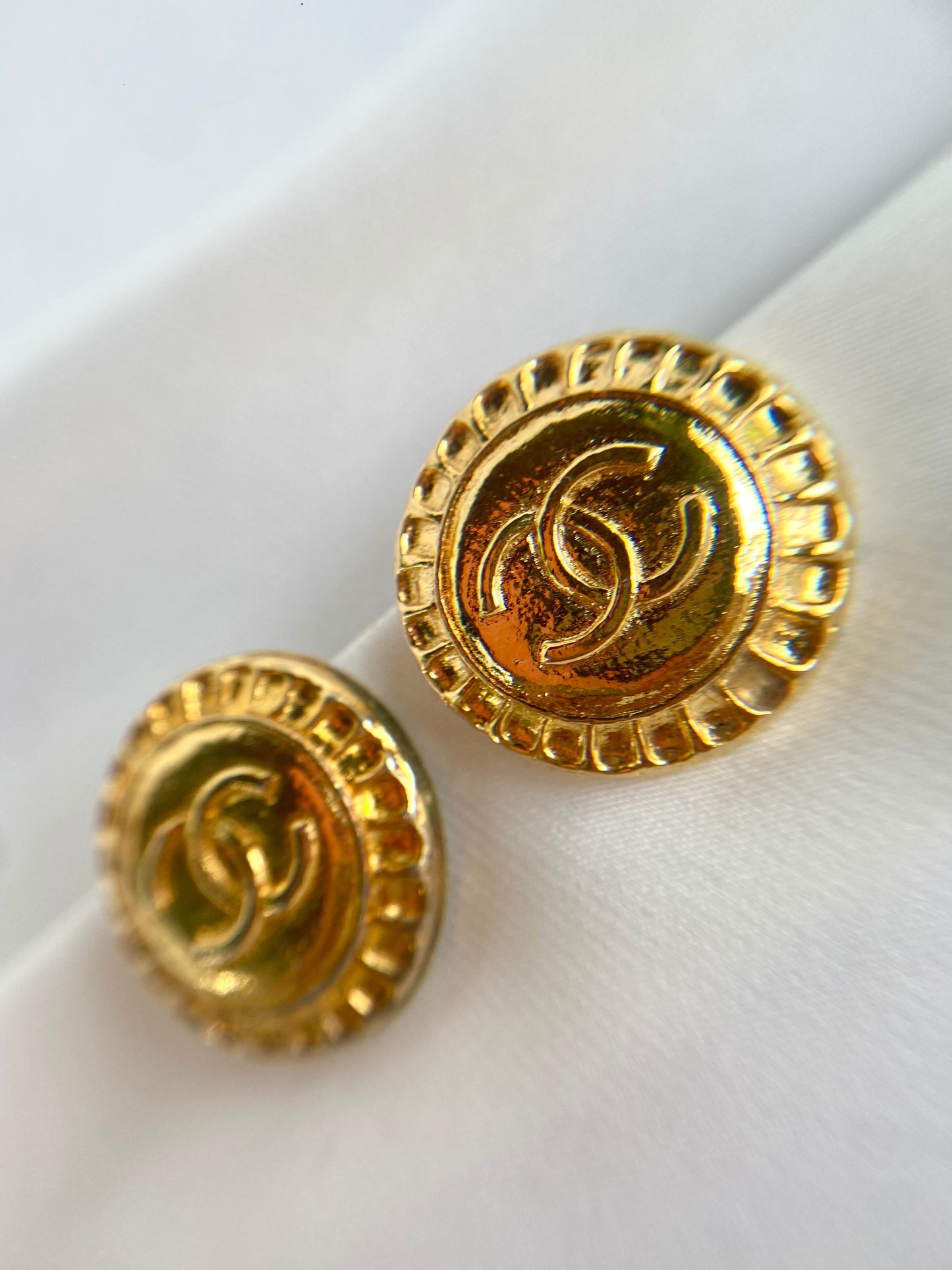 Aretes “Gold CC” de prensa- Chanel