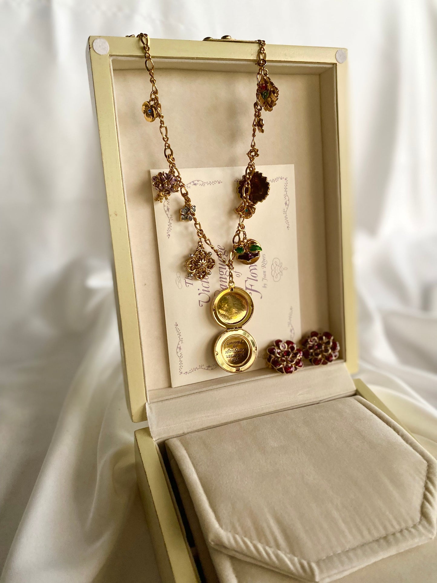 Edicion Especial: Set ¨Lenguaje Floral Victoriano¨, Collar y Artes de Prensa- Joan Rivers