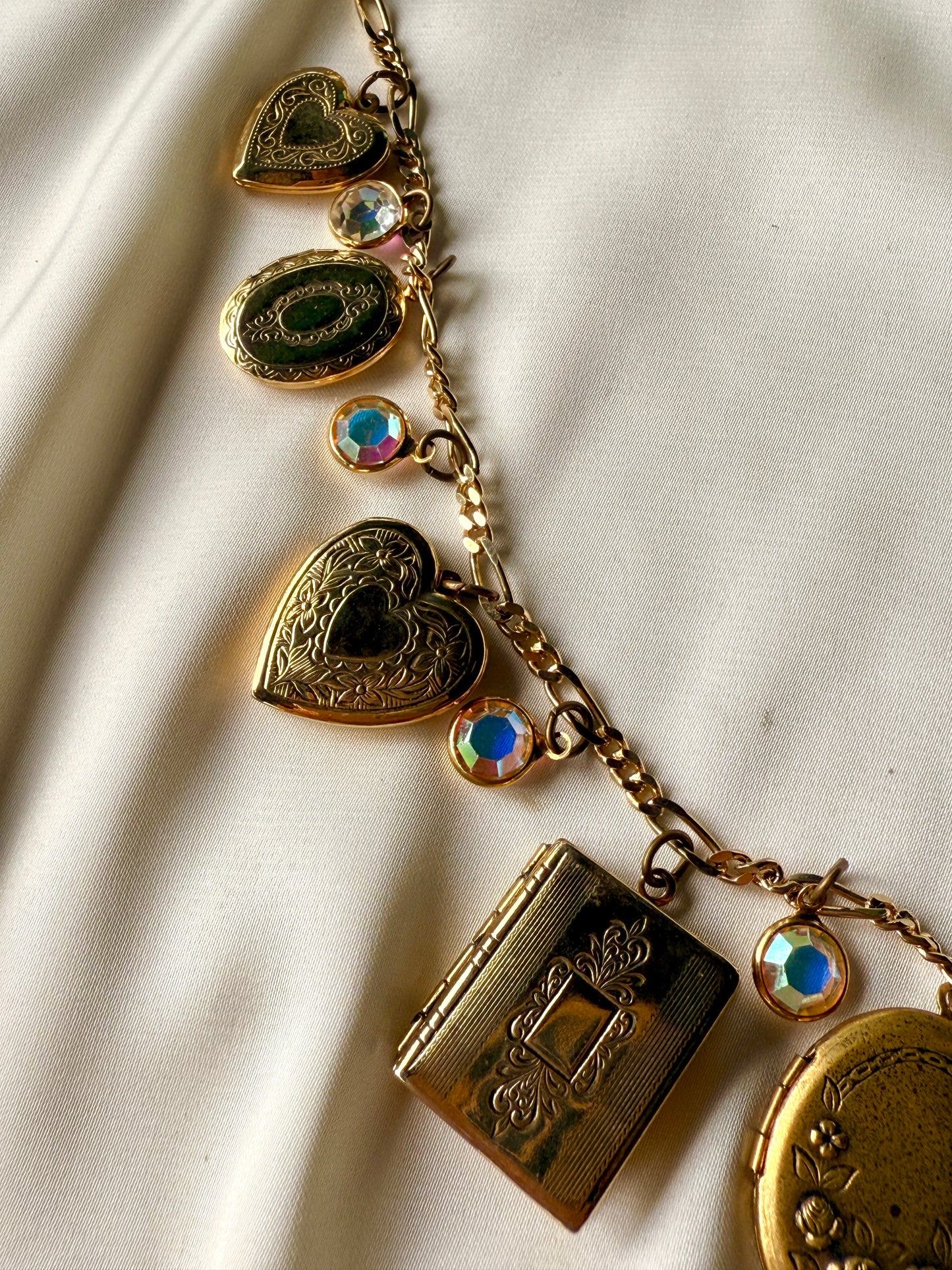 Set de Collar y Aretes de Pin- Dorinda's Memories