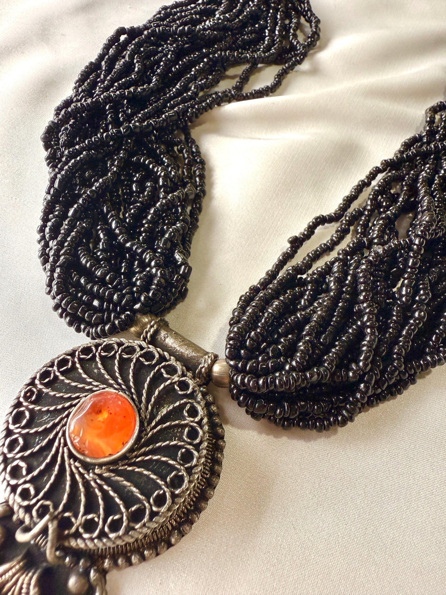 Collar entretejido con receptaculo secreto