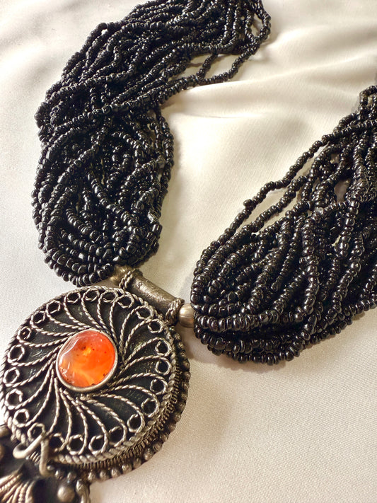 Collar entretejido con receptaculo secreto