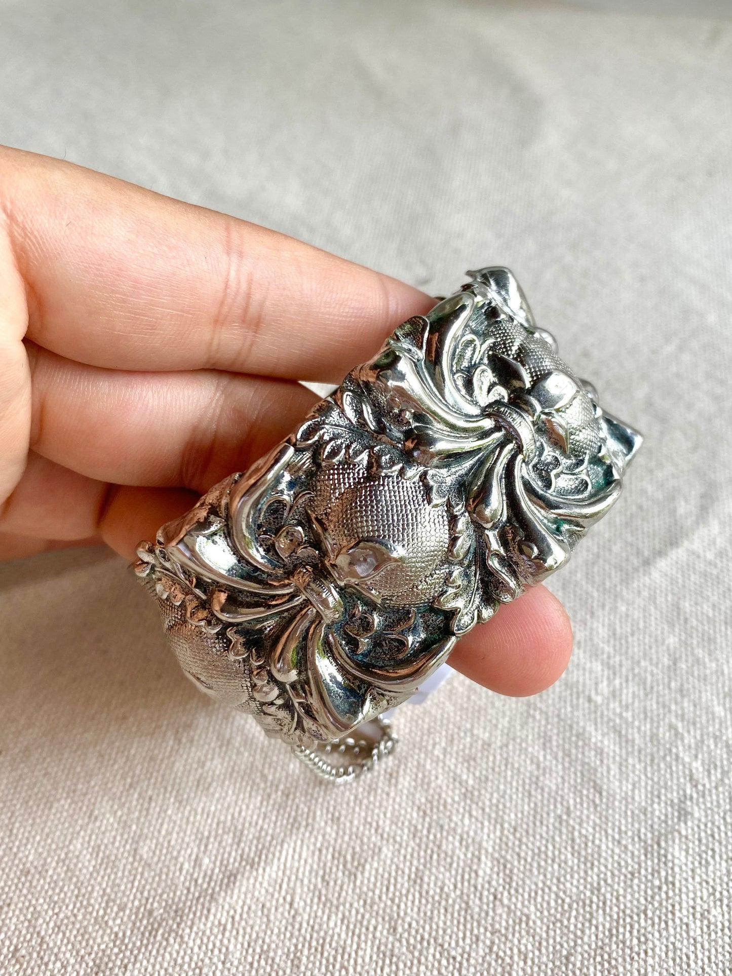 Pulsera Cuff de Filigrana Ornamental en Plata