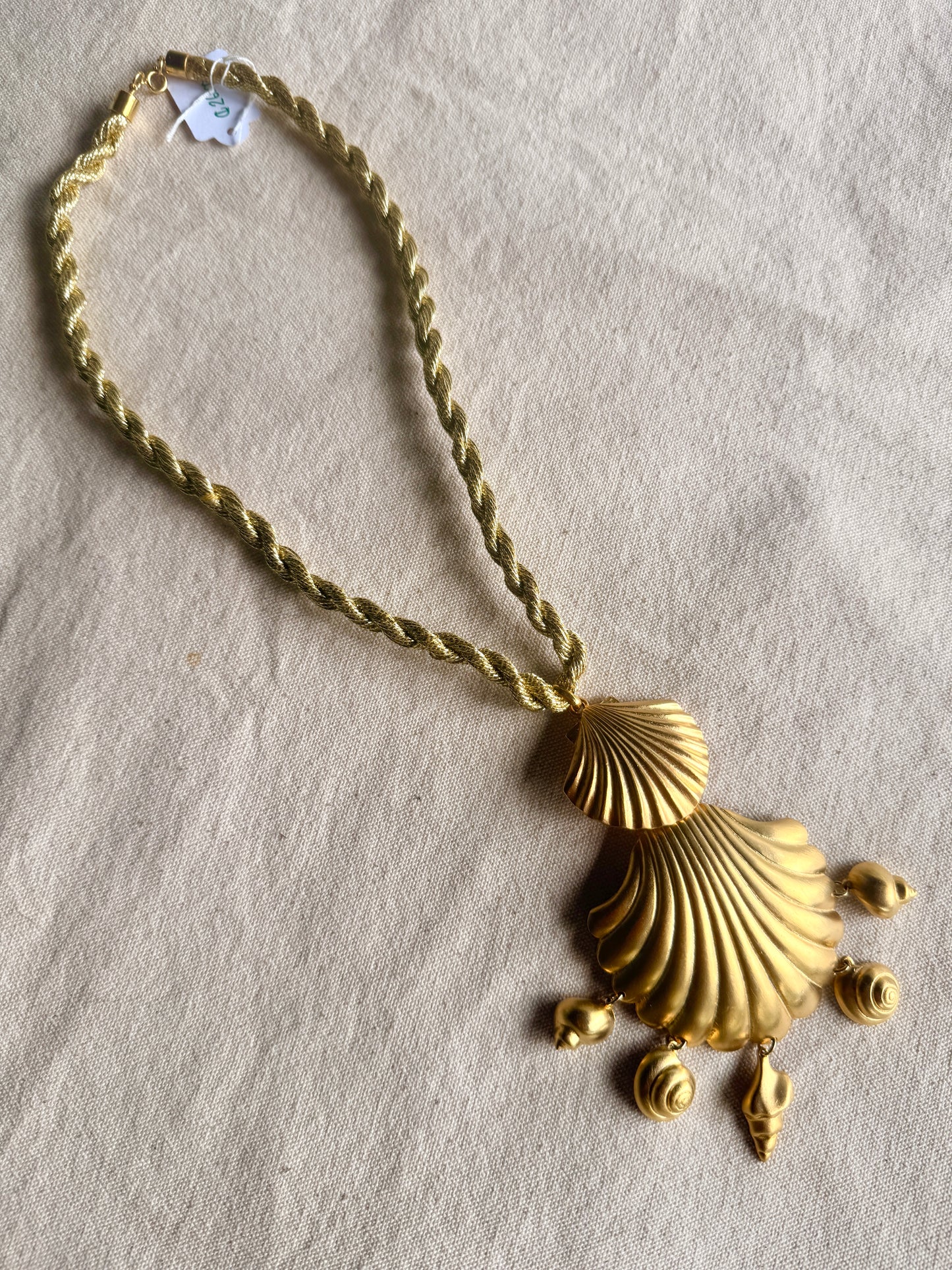 Collar de Conchas y Caracoles Dorados