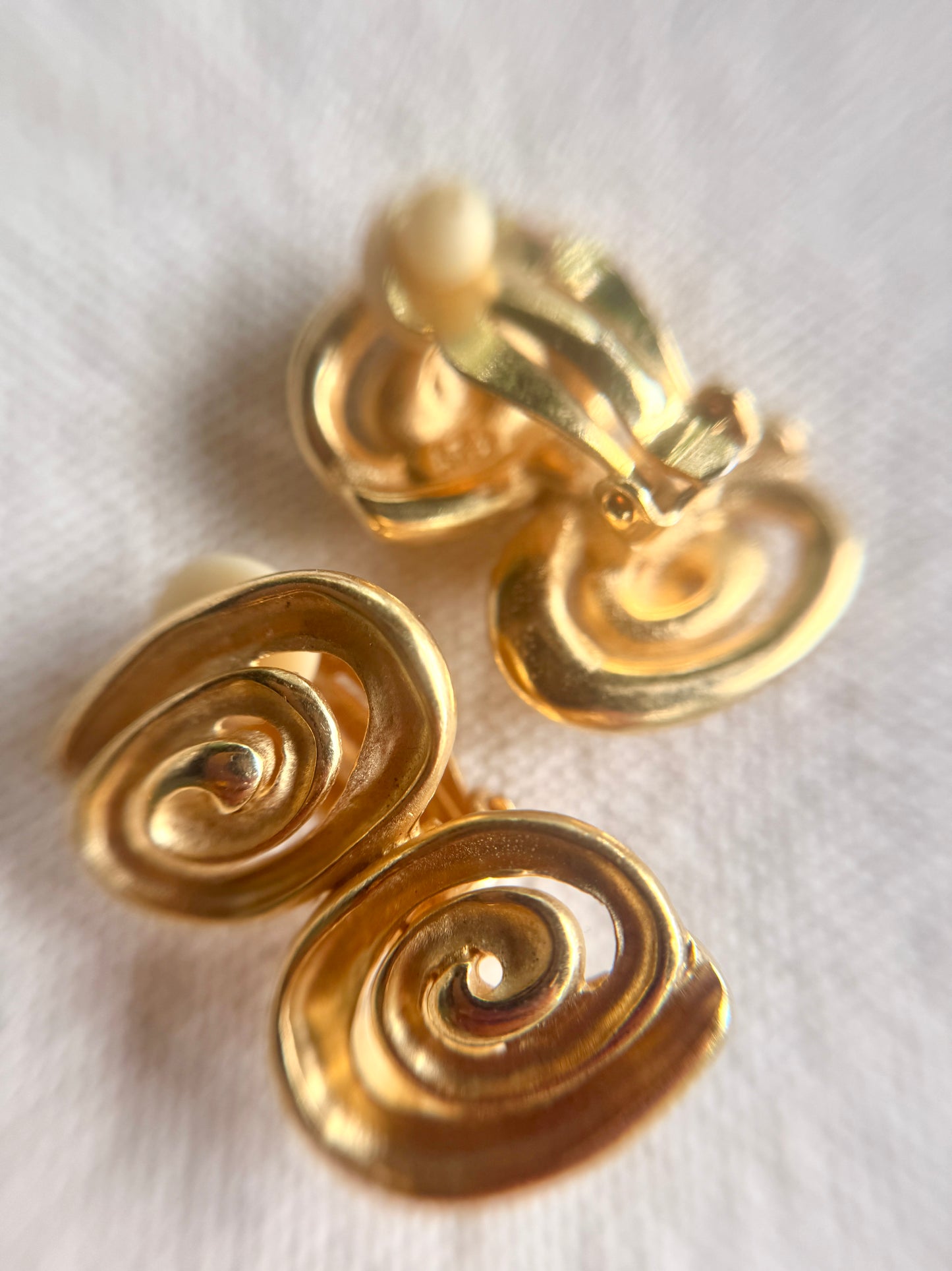 Set de Collar y Artes de Prensa  Espirales Dorados- American Fashion Jewels