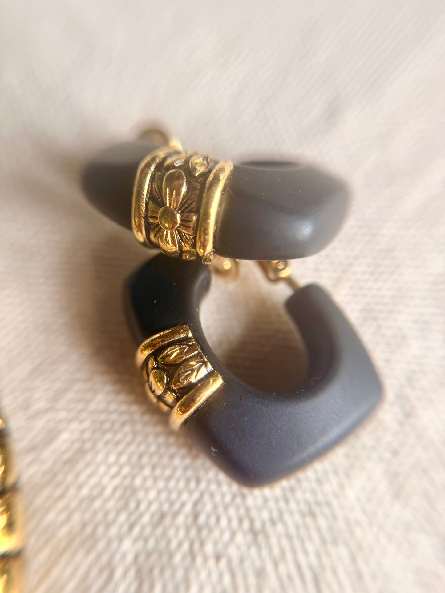 Set de Collar, Pulsera y Aretes de prensa Dorado y Negro -Trifari
