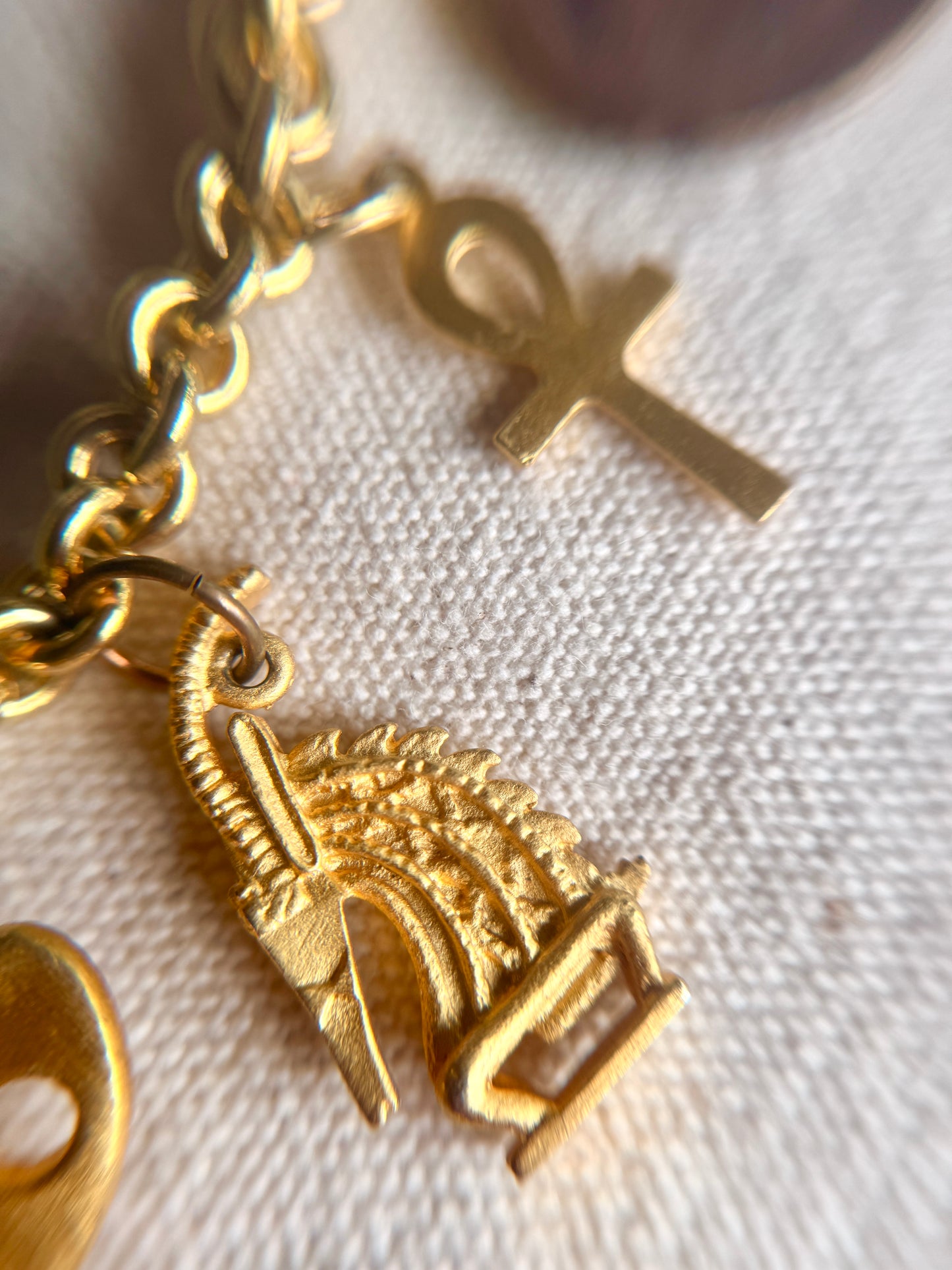 Collar de Dijes Emblemáticos de Inspiración Egipcia