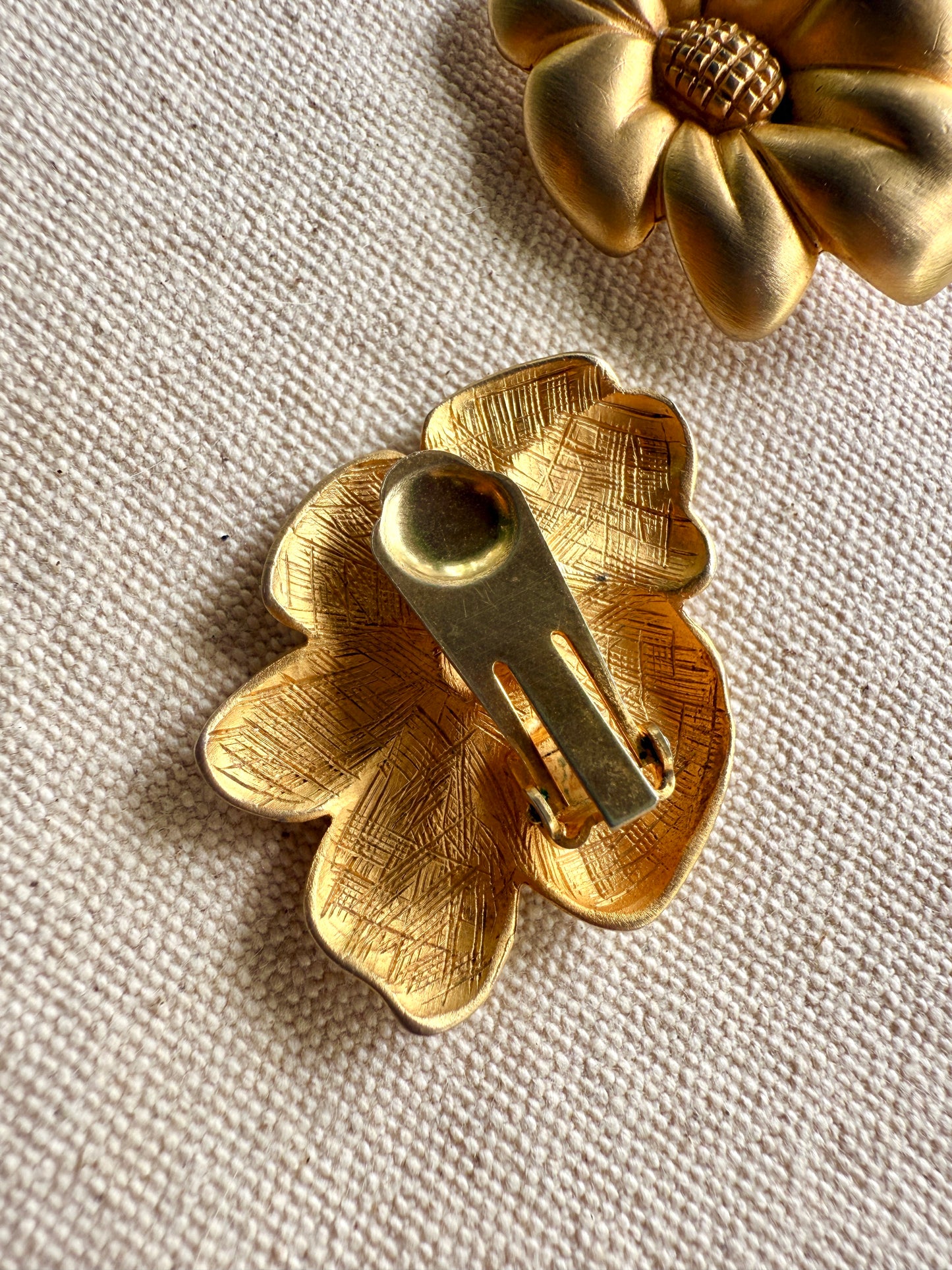 Aretes de Flores Doradas de prensa- Kenneth Jay Lane