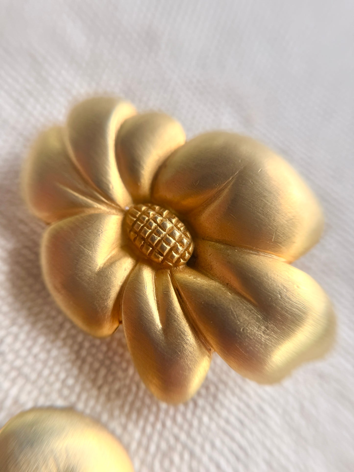Aretes de Flores Doradas de prensa- Kenneth Jay Lane