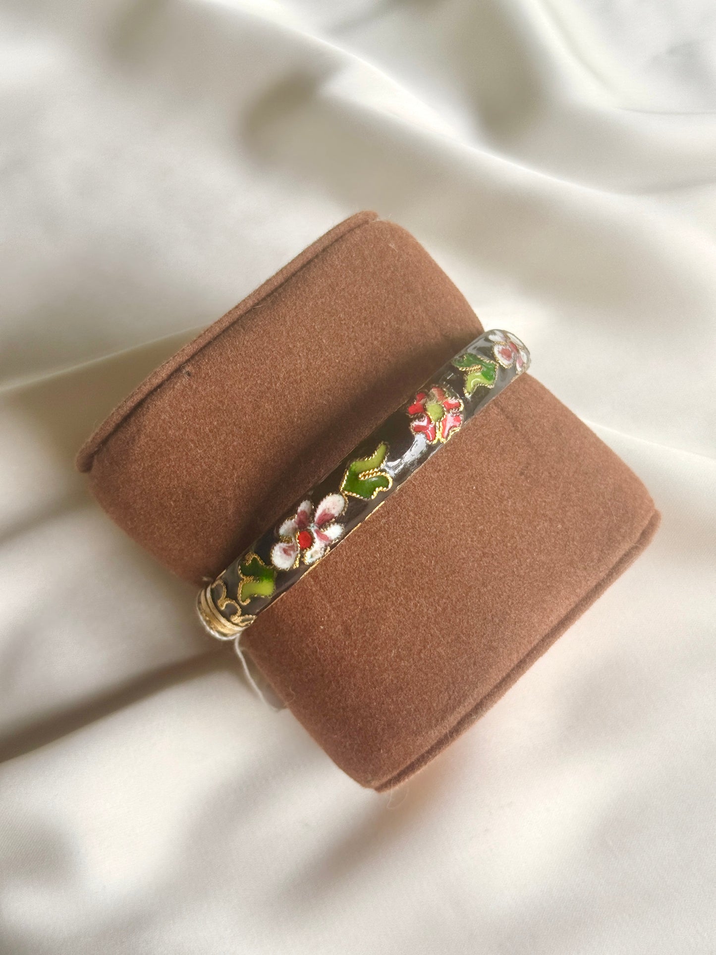 Pulsera Cloisonné con Patrones de Flores sobre negro esmaltado