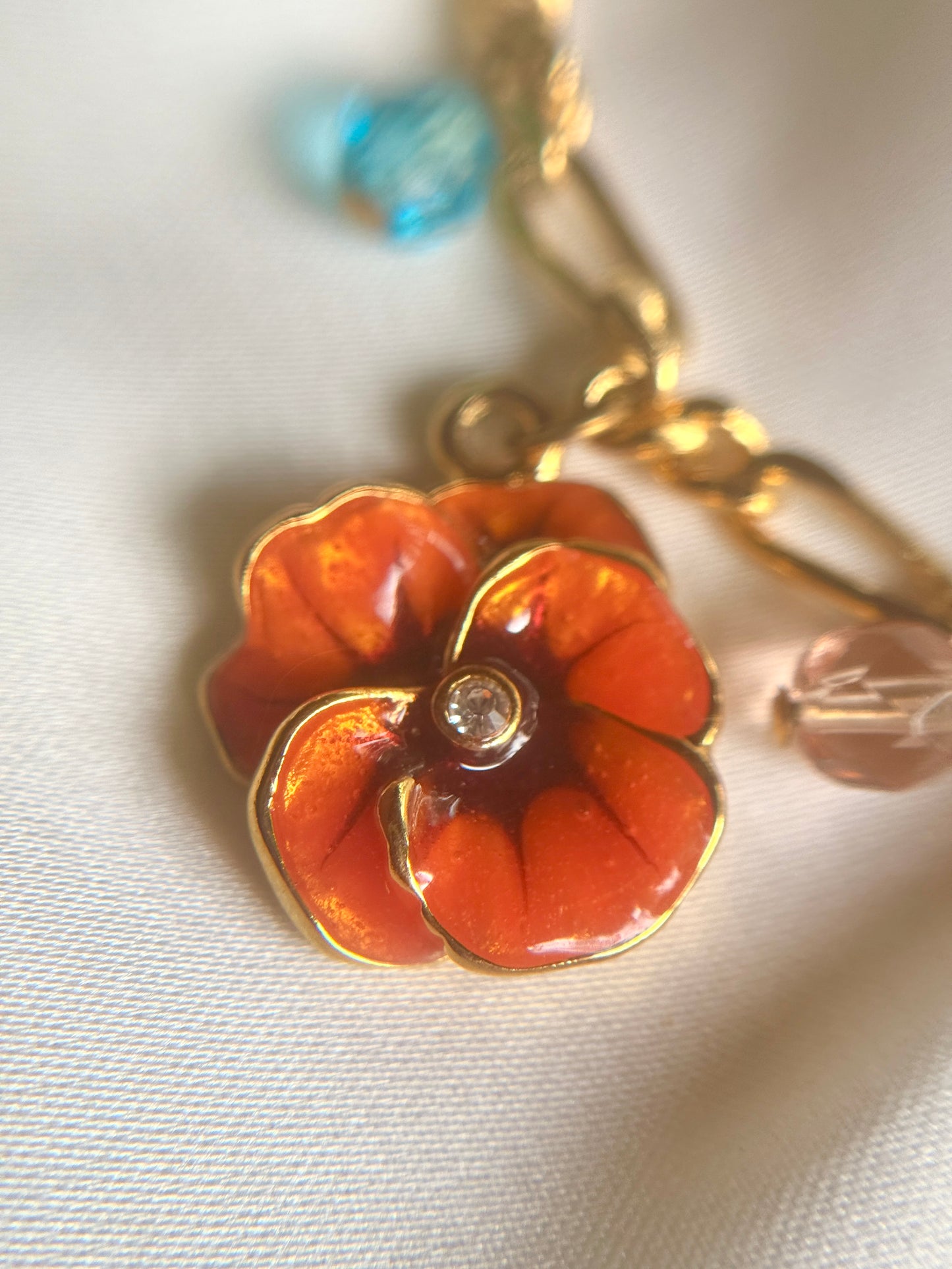 Collar de Flores Coloridas- Joan Rivers