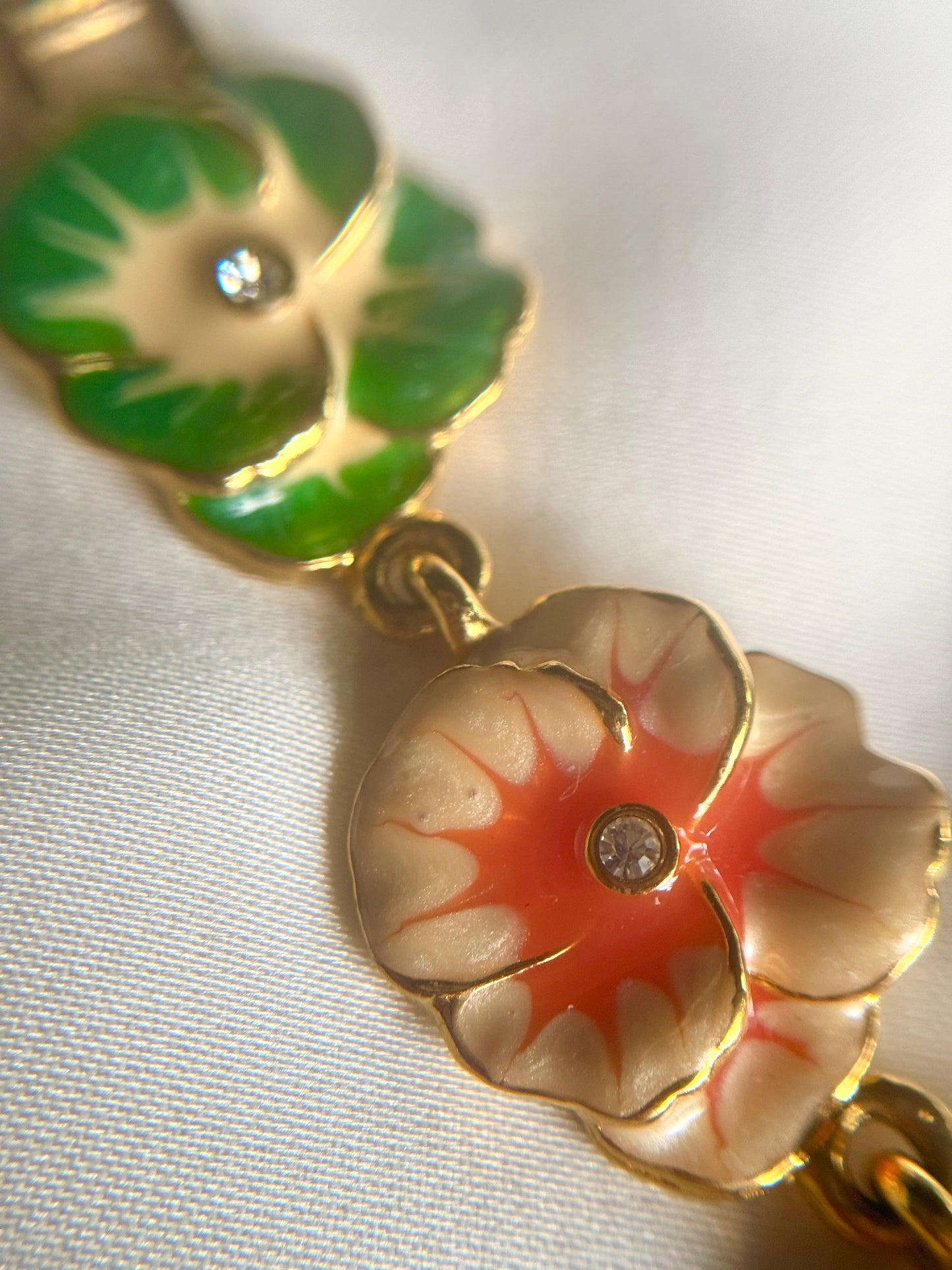 Collar de Flores Coloridas- Joan Rivers