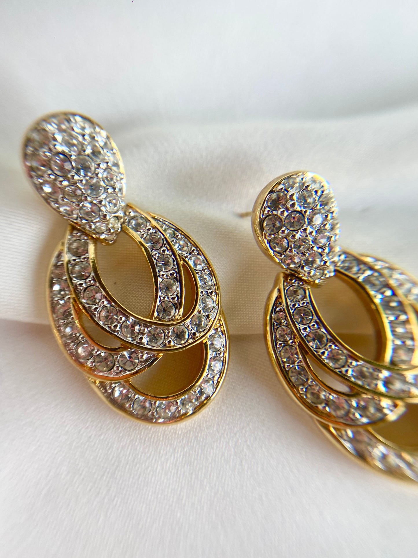 Aretes de Triple Aro Dorado con Cristal Transparente, de pin- Swarovski
