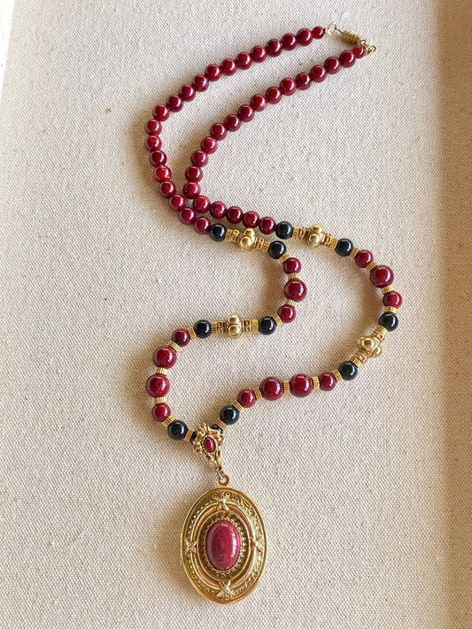 Collar de Relicario Rojo 1928